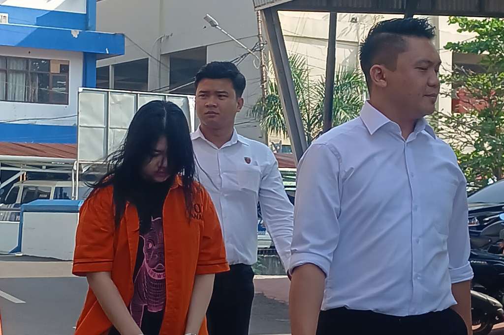 Tangan Terborgol dan Berompi Tahanan, 'Cik Obooy' Kembali Diperiksa Intensif di Polda Bengkulu