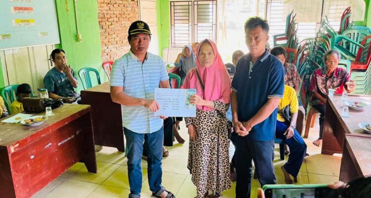 Transparan, BLT Desa Sekalak Tersalurkan Tepat Sasaran Kepada 17 KPM Transparan, BLT Desa Sekalak Tersalurkan Tepat Sasaran Kepada 17 KPM