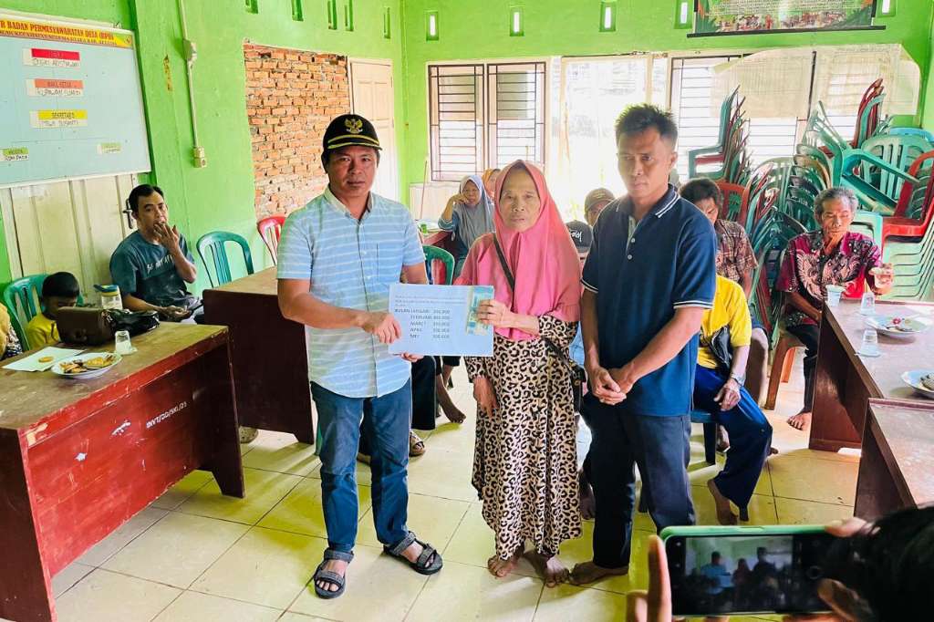 Transparan, BLT Desa Sekalak Tersalurkan Tepat Sasaran Kepada 17 KPM