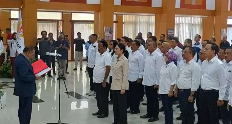 Usai Dilantik, Samanhudi Mundur dan Serahkan Tampuk Kepemimpinan KONI Pada Elim Tyu Samba Usai Dilantik, Samanhudi Mundur dan Serahkan Tampuk Kepemimpinan KONI Pada Elim Tyu Samba