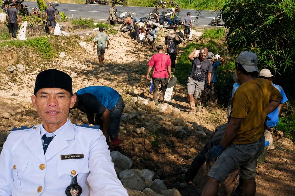 Warga Tambang Sawah Gotong Royong Bangun Jalan TPU, Kades Sampaikan Apresiasi