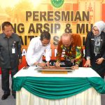 Wali Kota Batam, Amsakar Achmad, bersama Kepala Badan Urusan Administrasi Mahkamah Agung RI, Sobandi, menandatangani prasasti saat meresmikan Gedung Arsip dan Musala Baitus Shalihin PN Batam di kompleks kantor PN Batam.