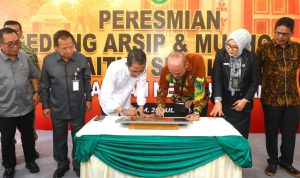 Wali Kota Batam, Amsakar Achmad, bersama Kepala Badan Urusan Administrasi Mahkamah Agung RI, Sobandi, menandatangani prasasti saat meresmikan Gedung Arsip dan Musala Baitus Shalihin PN Batam di kompleks kantor PN Batam.