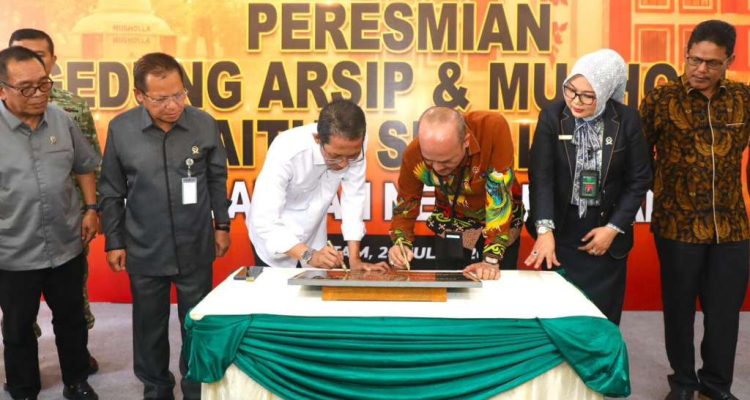 Wali Kota Batam, Amsakar Achmad, bersama Kepala Badan Urusan Administrasi Mahkamah Agung RI, Sobandi, menandatangani prasasti saat meresmikan Gedung Arsip dan Musala Baitus Shalihin PN Batam di kompleks kantor PN Batam.