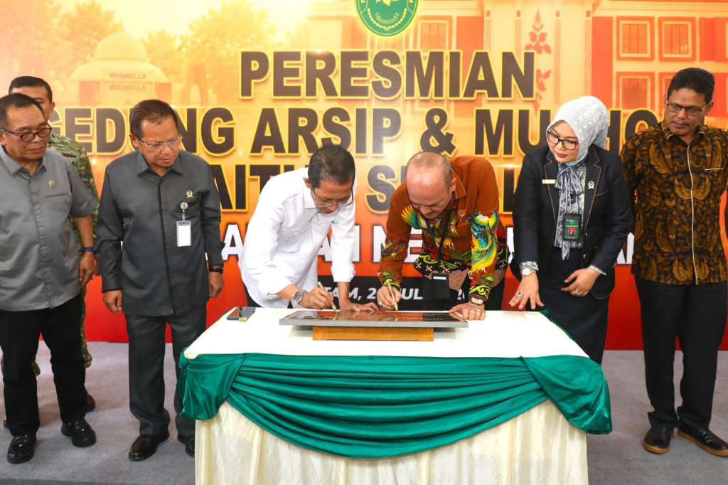 Wali Kota Batam, Amsakar Achmad, bersama Kepala Badan Urusan Administrasi Mahkamah Agung RI, Sobandi, menandatangani prasasti saat meresmikan Gedung Arsip dan Musala Baitus Shalihin PN Batam di kompleks kantor PN Batam.