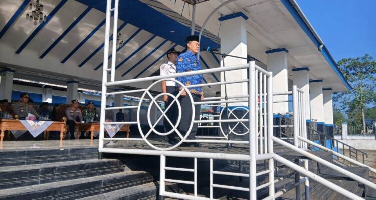 Bupati Azhari Tekankan Disiplin dan Pelayanan Publik dalam Apel Gabungan Bupati Azhari Tekankan Disiplin dan Pelayanan Publik dalam Apel Gabungan