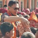 Bupati Lebong Bagikan Seragam Sekolah Gratis, Ringankan Beban Orang Tua