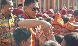 Bupati Lebong Bagikan Seragam Sekolah Gratis, Ringankan Beban Orang Tua