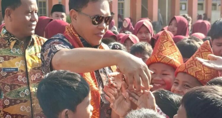 Bupati Lebong Bagikan Seragam Sekolah Gratis, Ringankan Beban Orang Tua