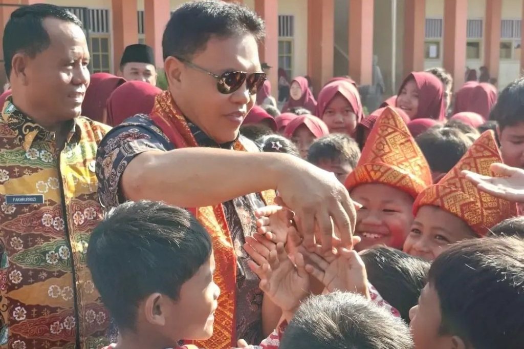 Bupati Lebong Bagikan Seragam Sekolah Gratis, Ringankan Beban Orang Tua