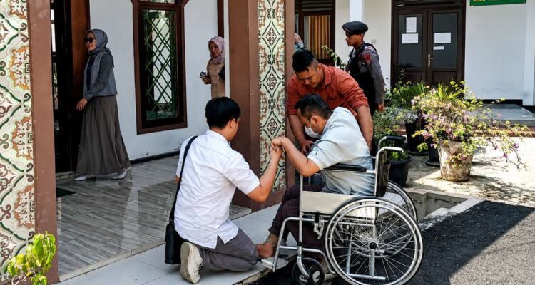 Eks Dirut Bank Bengkulu Agus Salim Resmi Diserahkan ke Jaksa dan Jadi Tahanan Rumah Eks Dirut Bank Bengkulu Agus Salim Resmi Diserahkan ke Jaksa dan Jadi Tahanan Rumah