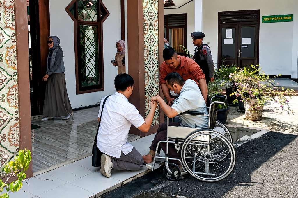 Eks Dirut Bank Bengkulu Agus Salim Resmi Diserahkan ke Jaksa dan Jadi Tahanan Rumah