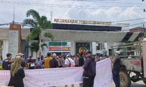 FABB Geruduk Kejati Bengkulu, Minta Kajati Transparan Soal Masalah di Kejari Lebong FABB Geruduk Kejati Bengkulu, Minta Kajati Transparan Soal Masalah di Kejari Lebong