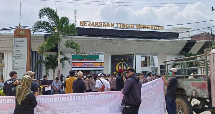 FABB Geruduk Kejati Bengkulu, Minta Kajati Transparan Soal Masalah di Kejari Lebong FABB Geruduk Kejati Bengkulu, Minta Kajati Transparan Soal Masalah di Kejari Lebong