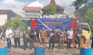 Gagalkan Kerugian Negara Rp1,6 Miliar, Bea Cukai Blitar Musnahkan Jutaan Rokok dan Ribuan Liter Miras