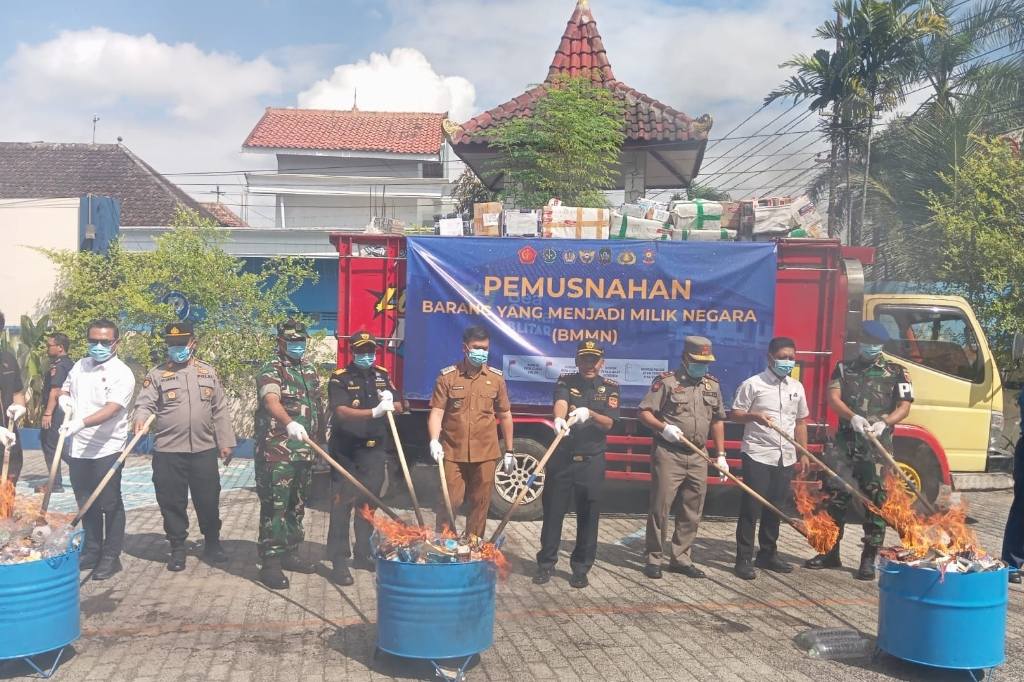 Gagalkan Kerugian Negara Rp1,6 Miliar, Bea Cukai Blitar Musnahkan Jutaan Rokok dan Ribuan Liter Miras