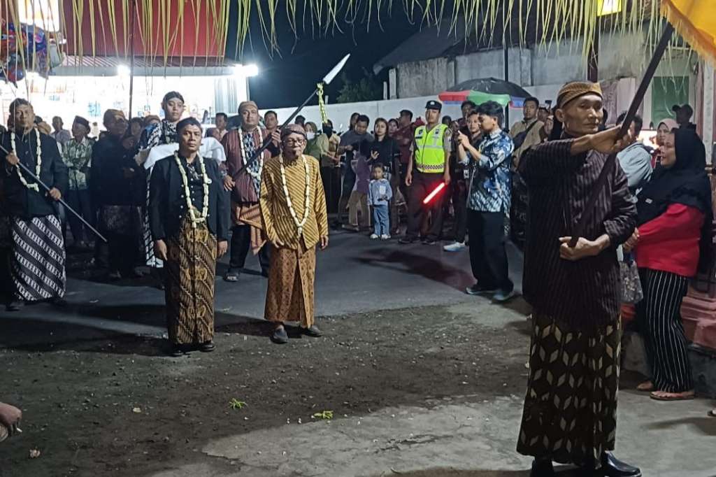Gelar Kirab Pusaka, Pemdes Plosorejo Blitar Ingatkan Anak Muda Jangan Buta Sejarah Desa