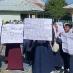 Hari Pertama Masuk Sekolah, Ratusan Siswa SMPN 5 Seluma Demo Desak Kepsek Dicopot Hari Pertama Masuk Sekolah, Ratusan Siswa SMPN 5 Seluma Demo Desak Kepsek Dicopot
