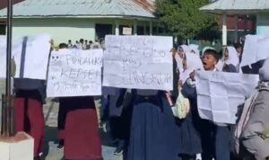 Hari Pertama Masuk Sekolah, Ratusan Siswa SMPN 5 Seluma Demo Desak Kepsek Dicopot Hari Pertama Masuk Sekolah, Ratusan Siswa SMPN 5 Seluma Demo Desak Kepsek Dicopot