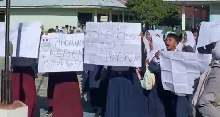 Hari Pertama Masuk Sekolah, Ratusan Siswa SMPN 5 Seluma Demo Desak Kepsek Dicopot