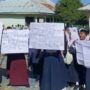 Hari Pertama Masuk Sekolah, Ratusan Siswa SMPN 5 Seluma Demo Desak Kepsek Dicopot