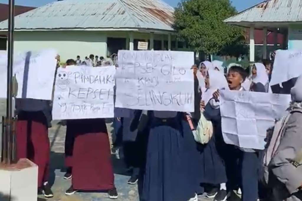 Hari Pertama Masuk Sekolah, Ratusan Siswa SMPN 5 Seluma Demo Desak Kepsek Dicopot