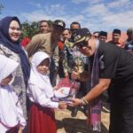 Janji Politik Dibuktikan, Bupati Lebong Salurkan Seragam Gratis