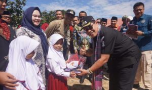Janji Politik Dibuktikan, Bupati Lebong Salurkan Seragam Gratis Janji Politik Dibuktikan, Bupati Lebong Salurkan Seragam Gratis