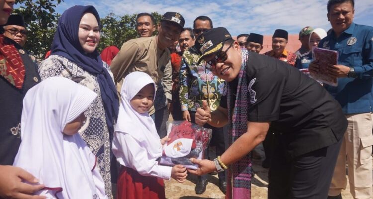 Janji Politik Dibuktikan, Bupati Lebong Salurkan Seragam Gratis Janji Politik Dibuktikan, Bupati Lebong Salurkan Seragam Gratis