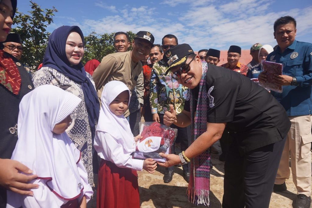 Janji Politik Dibuktikan, Bupati Lebong Salurkan Seragam Gratis
