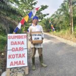 Kakek Nurman Rela Bertaruh Panas Demi Melebarkan Jalan Negara yang Sempit.
