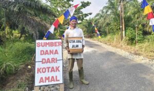 Kakek Nurman Rela Bertaruh Panas Demi Melebarkan Jalan Negara yang Sempit Kakek Nurman Rela Bertaruh Panas Demi Melebarkan Jalan Negara yang Sempit.
