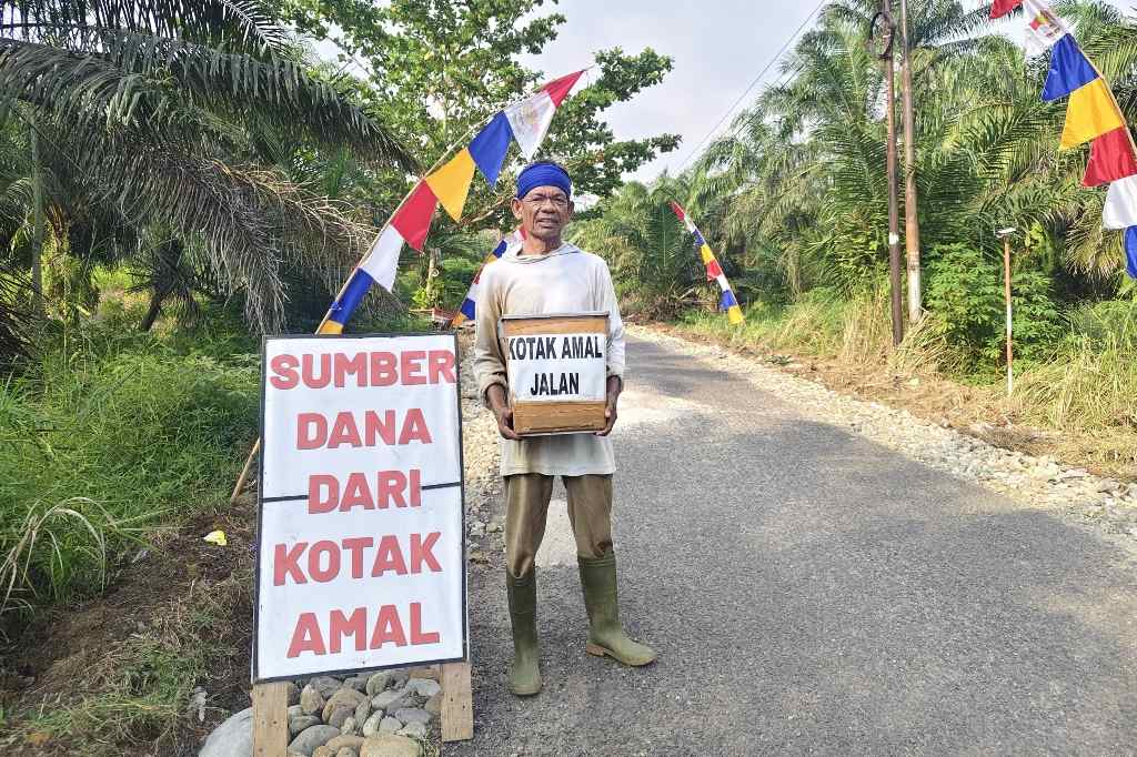 Kakek Nurman Rela Bertaruh Panas Demi Melebarkan Jalan Negara yang Sempit.