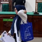 Latifah Akui Pakai Uang Perusahaan Pupuk, Tapi Bantah Capai Miliaran Latifah Akui Pakai Uang Perusahaan Pupuk, Tapi Bantah Capai Miliaran