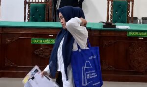 Latifah Akui Pakai Uang Perusahaan Pupuk, Tapi Bantah Capai Miliaran Latifah Akui Pakai Uang Perusahaan Pupuk, Tapi Bantah Capai Miliaran
