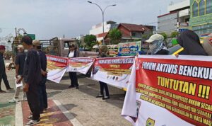 Massa FABB Minta Kejati Usut Pemilihan dan Penetapan Komisaris Bank Bengkulu Massa FABB Minta Kejati Usut Pemilihan dan Penetapan Komisaris Bank Bengkulu