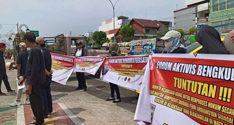 Massa FABB Minta Kejati Usut Pemilihan dan Penetapan Komisaris Bank Bengkulu Massa FABB Minta Kejati Usut Pemilihan dan Penetapan Komisaris Bank Bengkulu
