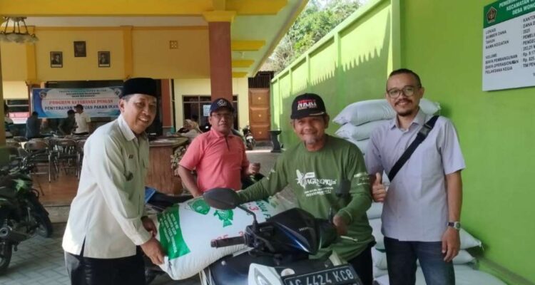 Perkuat Ketahanan Pangan, Pemdes Wonodadi Blitar Salurkan Bantuan Pakan Ikan dari DD 2026