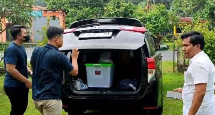 Polda Bengkulu Sita 2 Boks Dokumen Hasil Geledah Rumah Mertua dan Keluarga Cik Obooy Polda Bengkulu Sita 2 Boks Dokumen Hasil Geledah Rumah Mertua dan Keluarga Cik Obooy