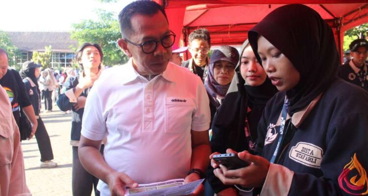 Putra Daerah Blitar Pimpin Pengembangan EcoSort, Platform Digital Pengelolaan Sampah Suasana kegiatan Eco Sory Trash Walk