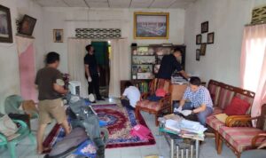 Rumah Keluarga Yeyen Alias 'Cik Obooy' Digeledah Polda Bengkulu Rumah Keluarga Yeyen Alias 'Cik Obooy' Digeledah Polda Bengkulu