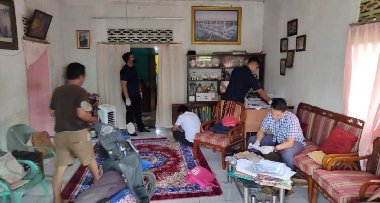 Rumah Keluarga Yeyen Alias 'Cik Obooy' Digeledah Polda Bengkulu Rumah Keluarga Yeyen Alias 'Cik Obooy' Digeledah Polda Bengkulu