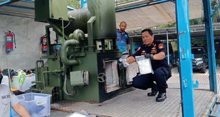 Sinergi Bea Cukai Kepri dan BNNP Musnahkan 3,4 Kg Sabu Selundupan Asal Malaysia Sinergi Bea Cukai Kepri dan BNNP Musnahkan 3,4 Kg Sabu Selundupan Asal Malaysia