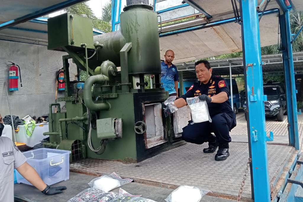 Sinergi Bea Cukai Kepri dan BNNP Musnahkan 3,4 Kg Sabu Selundupan Asal Malaysia