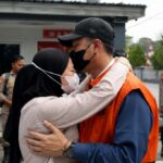 Tahanan KPK Mantan Bupati Rejang Lebong Fikri Tobari Disambut Peluk Cium Sang Istri Tahanan KPK Mantan Bupati Rejang Lebong Fikri Tobari Disambut Peluk Cium Sang Istri