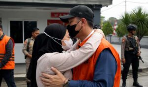 Tahanan KPK Mantan Bupati Rejang Lebong Fikri Tobari Disambut Peluk Cium Sang Istri