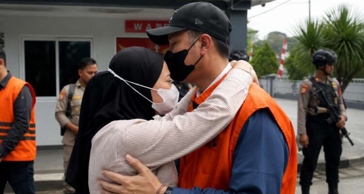 Tahanan KPK Mantan Bupati Rejang Lebong Fikri Tobari Disambut Peluk Cium Sang Istri Tahanan KPK Mantan Bupati Rejang Lebong Fikri Tobari Disambut Peluk Cium Sang Istri