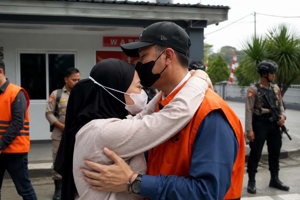 Tahanan KPK Mantan Bupati Rejang Lebong Fikri Tobari Disambut Peluk Cium Sang Istri
