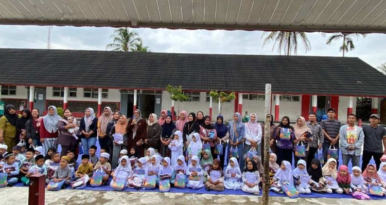 53 Murid SDN 65 Lebong Terima Seragam Gratis, Kepsek Harap Tambahan Ruang Kelas 53 Murid SDN 65 Lebong Terima Seragam Gratis, Kepsek Harap Tambahan Ruang Kelas