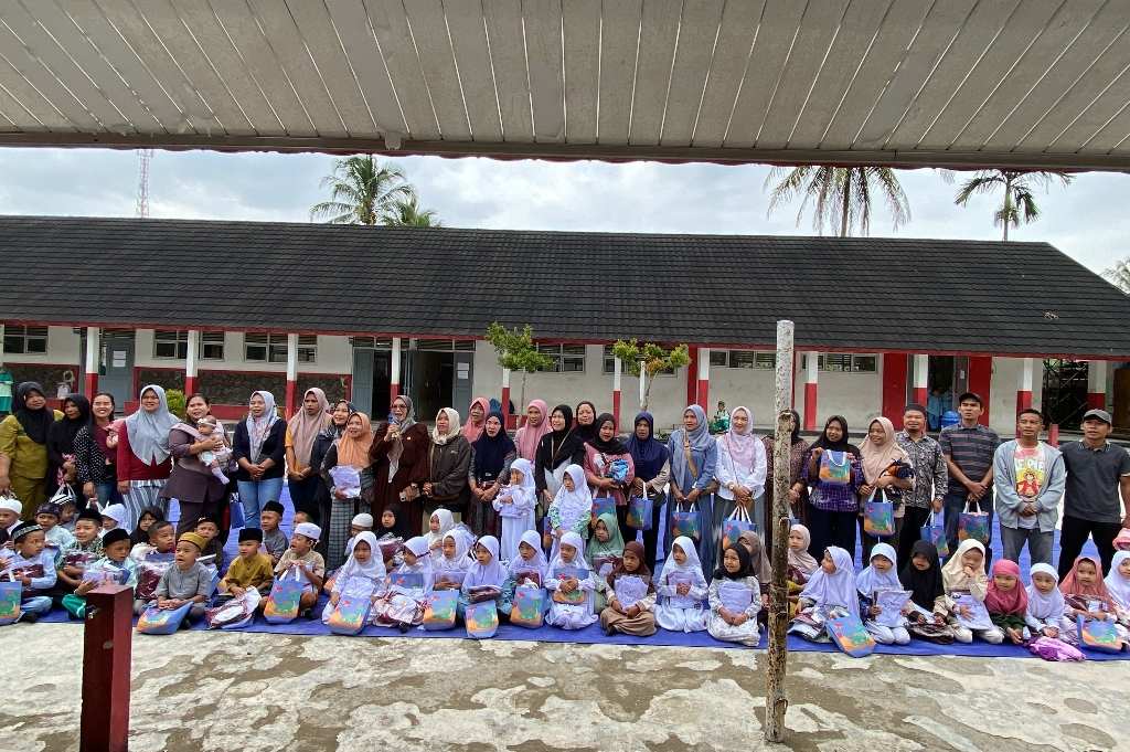 53 Murid SDN 65 Lebong Terima Seragam Gratis, Kepsek Harap Tambahan Ruang Kelas